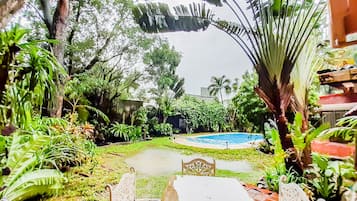 Hồ bơi ngoài trời