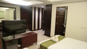 Desk, WiFi (free), bed sheets - OYO 258 Chito’s Hotel (Iloilo)