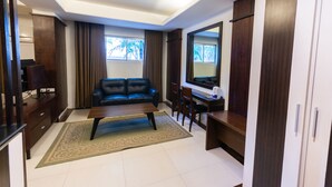 Suite Triple Room | Living room | Flat-screen TV - OYO 258 Chito’s Hotel (Iloilo)