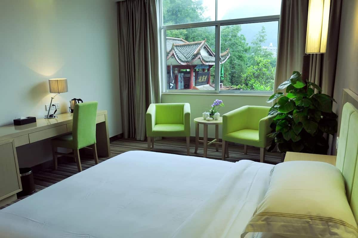 Standard Queen Room | Desk, blackout drapes, free WiFi