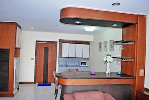 32-inch TV with cable channels - Paradise Condominium Apartments (Pattaya)