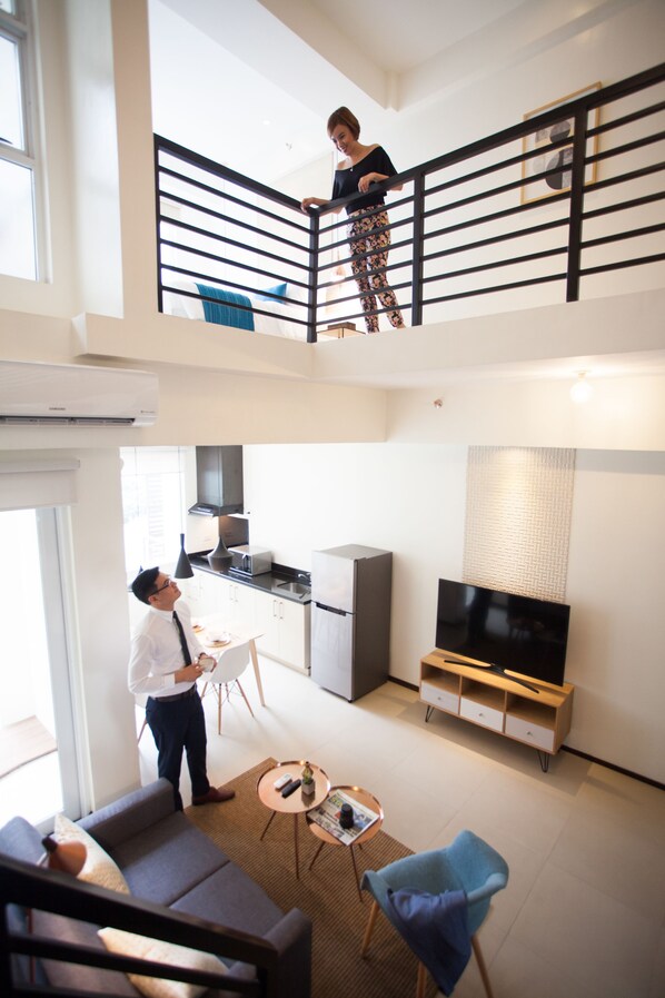 Loft | Vardagsrum | 50-tums smart-tv med kabelkanaler, tv och Netflix