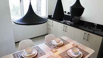 Frigorífico grande, microondas, placa de cocina y cafetera o tetera