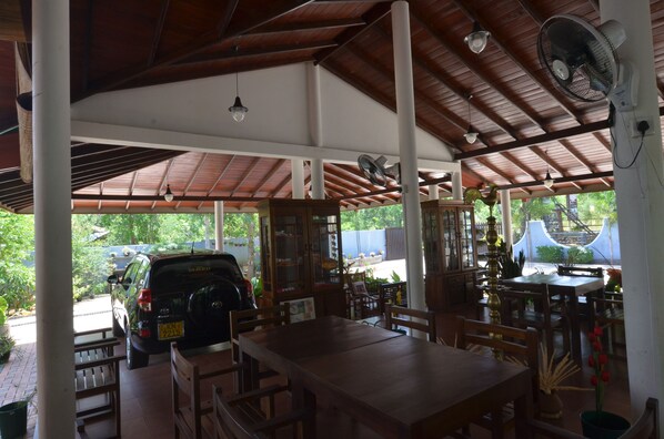 Lunch and dinner served, international cuisine