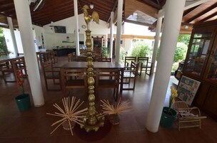 Lunch and dinner served, international cuisine