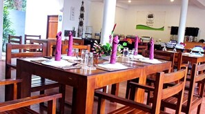 供应午餐和晚餐，国际美食