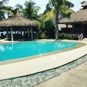 Outdoor pool, pool loungers - Nova Beach Resort (Panglao)