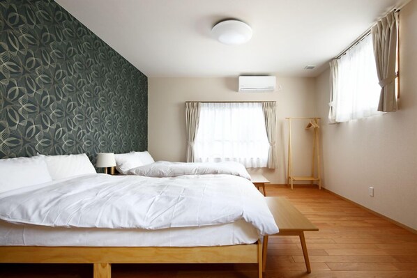 Large single Twin + Japanese style room | Free WiFi, bed sheets