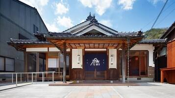 A traditional Japanese building with a wooden entrance and a sign that reads "TEIKU".
