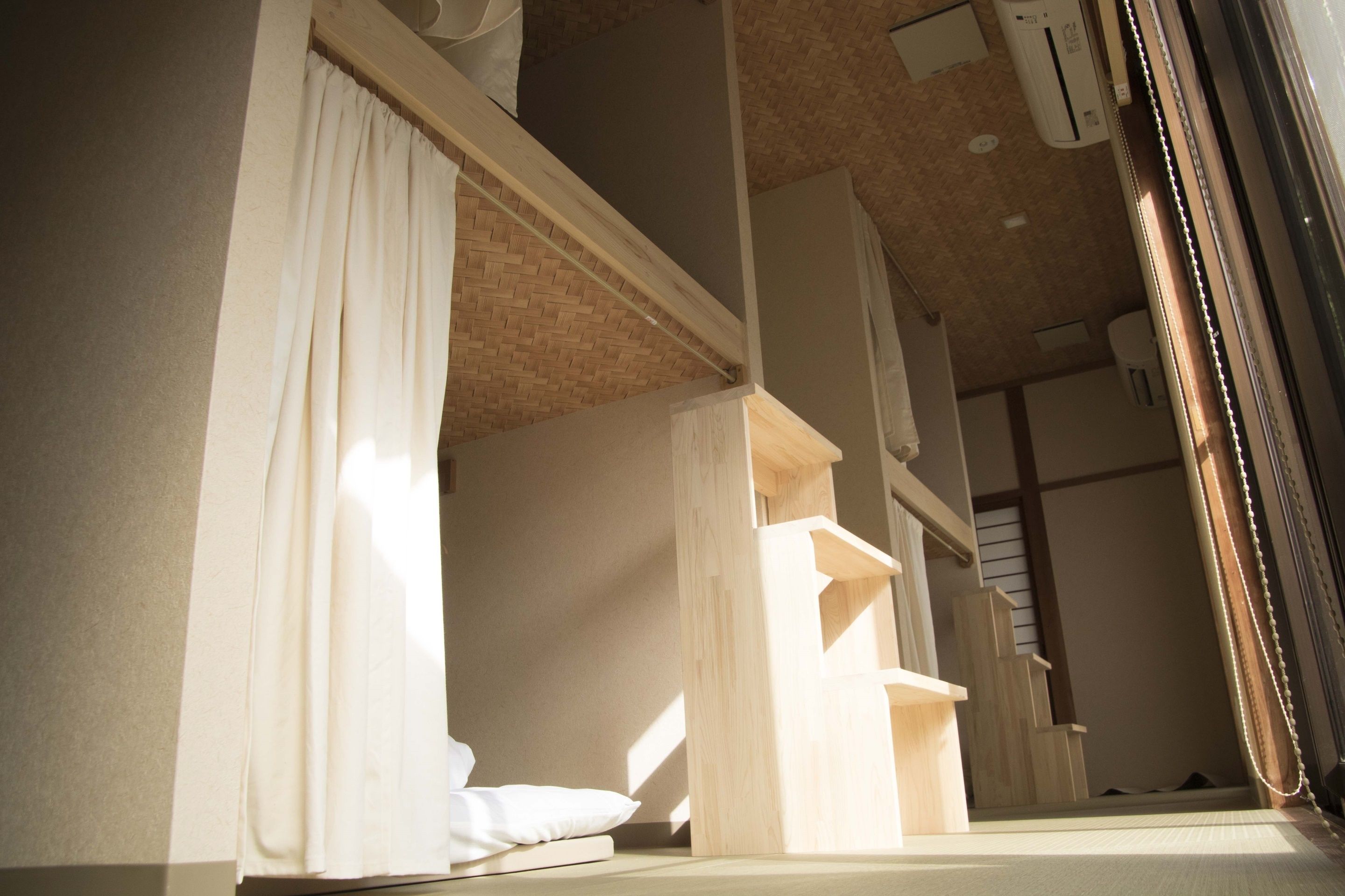 ドミトリールーム 男女共用 ベッド計8台のベッド1台 | 羽毛の掛け布団、WiFi (無料)、ベッドシーツ