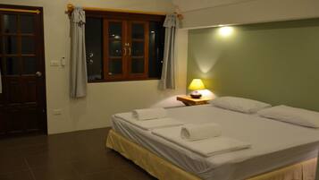 Chalet | Minibar, in-room safe, desk, soundproofing