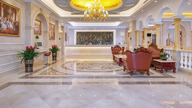 A grand lobby with a chandelier, ornate furniture, and a reception desk. - Vienna International Hotel （Longgang Universiade Center Subway Station） (Shenzhen)