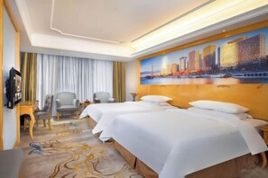 Desk, blackout drapes, iron/ironing board, rollaway beds - Vienna International Hotel (Longgang Universiade Center Subway Station) (Shenzhen)