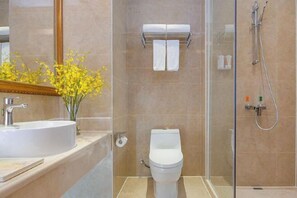 Dusche, kostenlose Toilettenartikel, Haartrockner, Hausschuhe