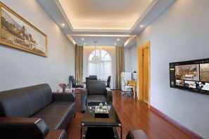 Desk, blackout drapes, iron/ironing board, rollaway beds - Vienna International Hotel （Longgang Universiade Center Subway Station） (Shenzhen)