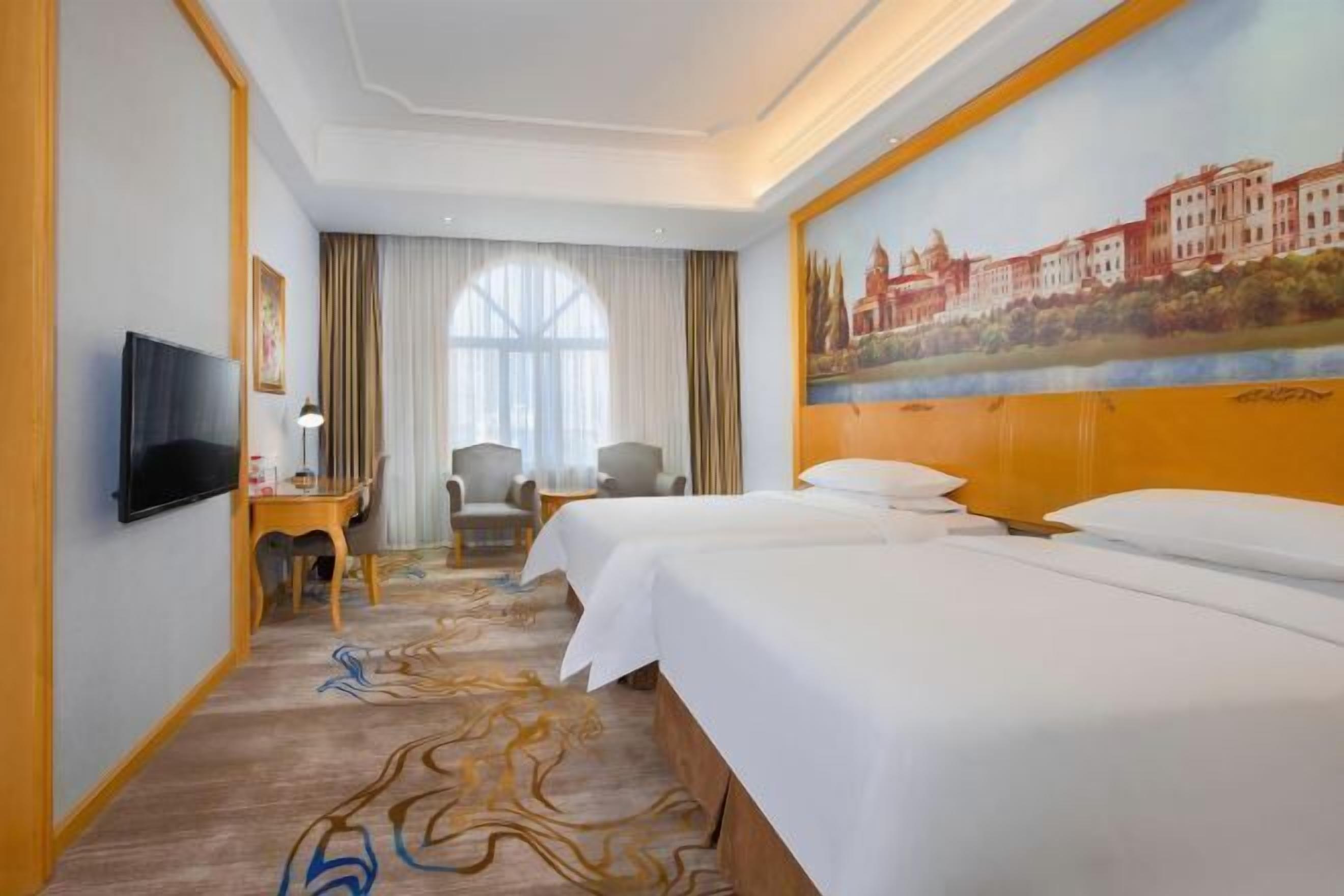 Skrivebord, blendingsgardiner og strykejern/-brett