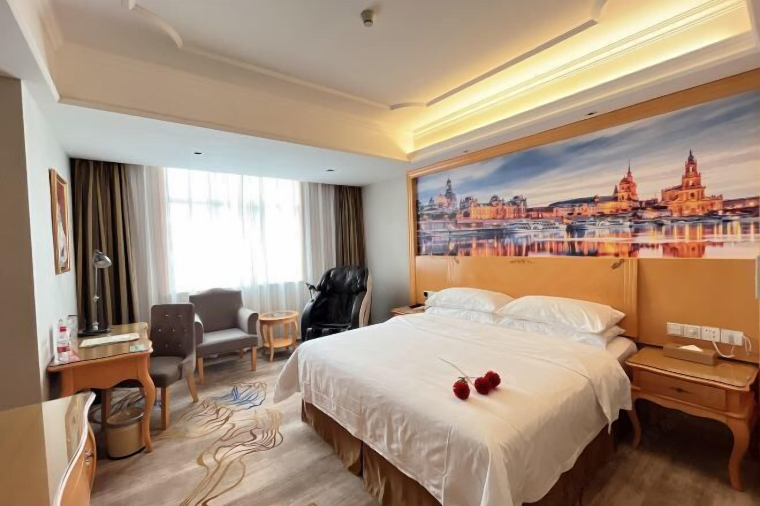 Schreibtisch, Verdunkelungsvorhänge, Bügeleisen/Bügelbrett