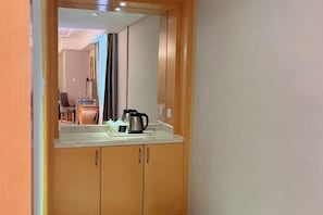 Schreibtisch, Verdunkelungsvorhänge, Bügeleisen/Bügelbrett