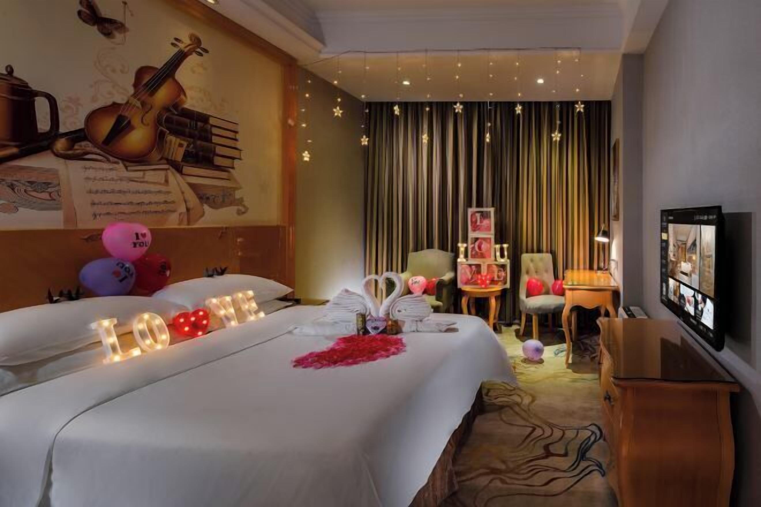 Schreibtisch, Verdunkelungsvorhänge, Bügeleisen/Bügelbrett