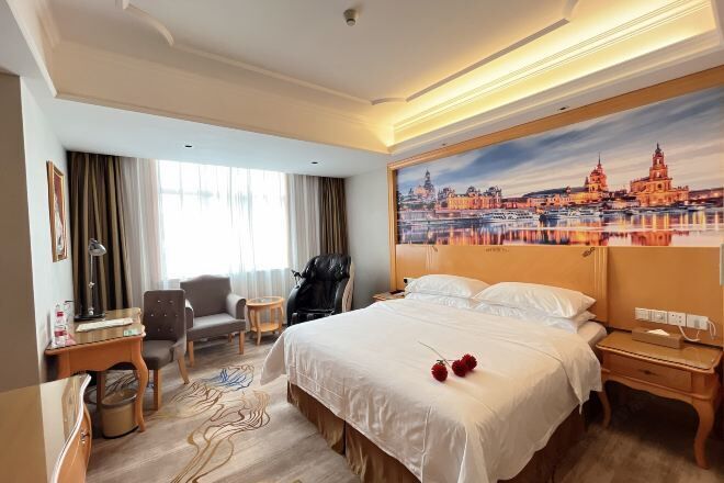 Schreibtisch, Verdunkelungsvorhänge, Bügeleisen/Bügelbrett