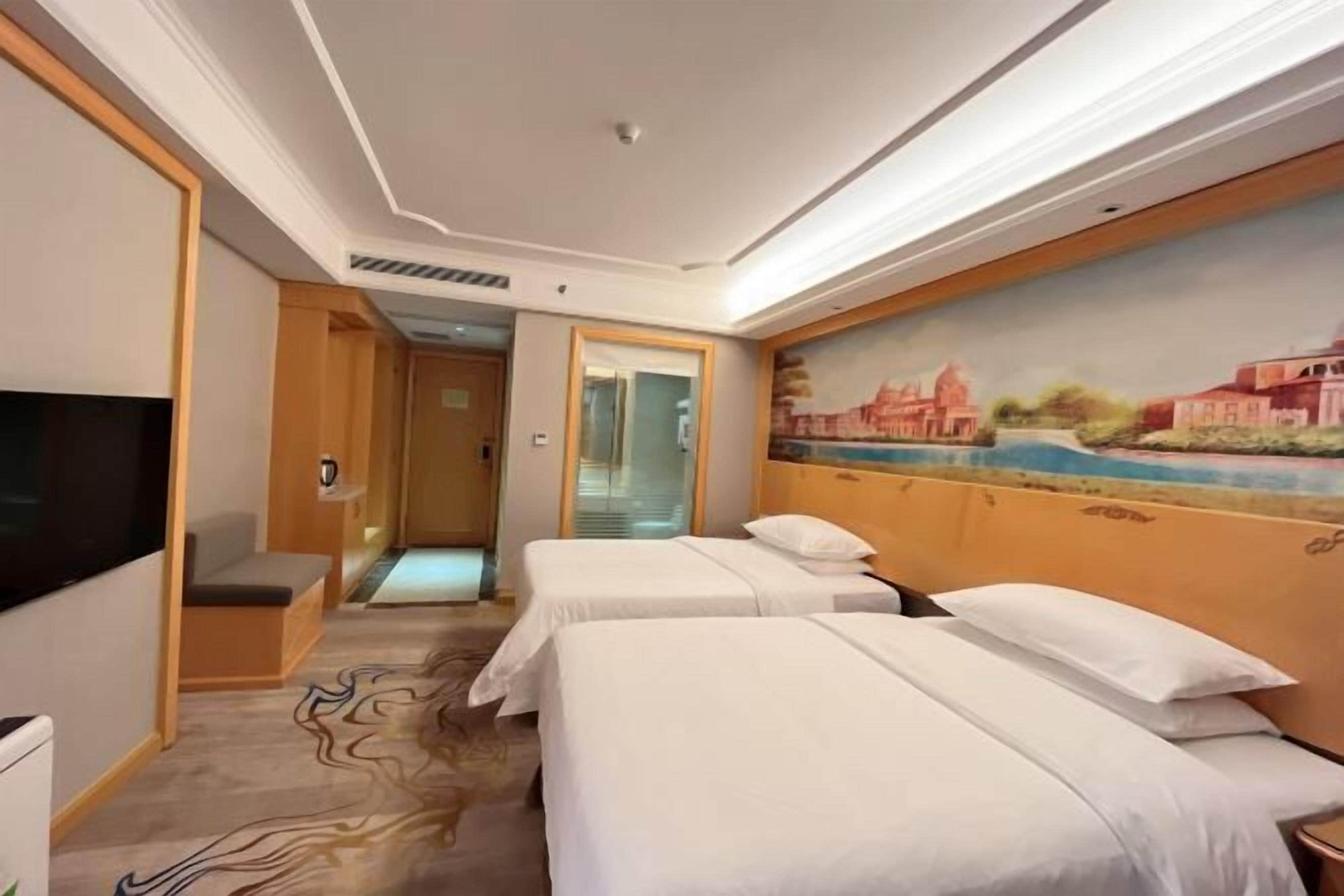 Skrivebord, blendingsgardiner og strykejern/-brett