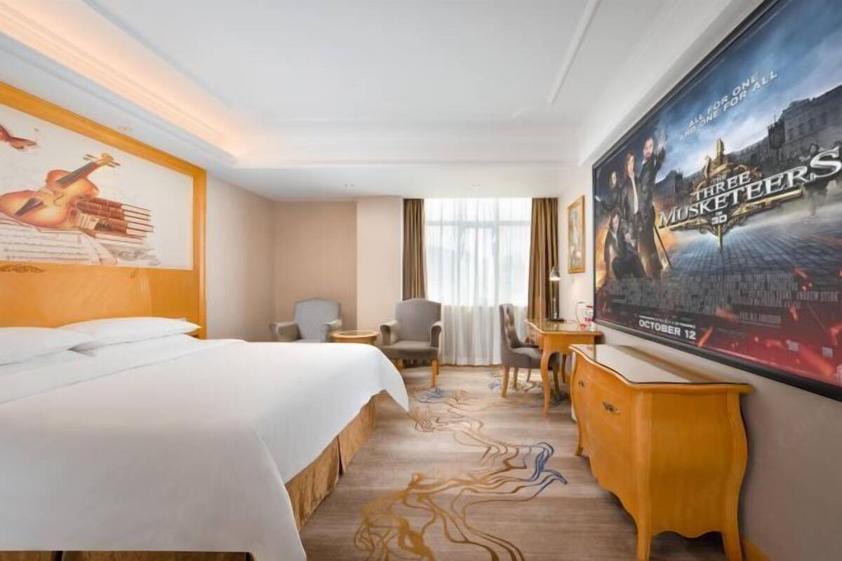 Meja kerja, tirai kedap cahaya, dan setrika/meja setrika