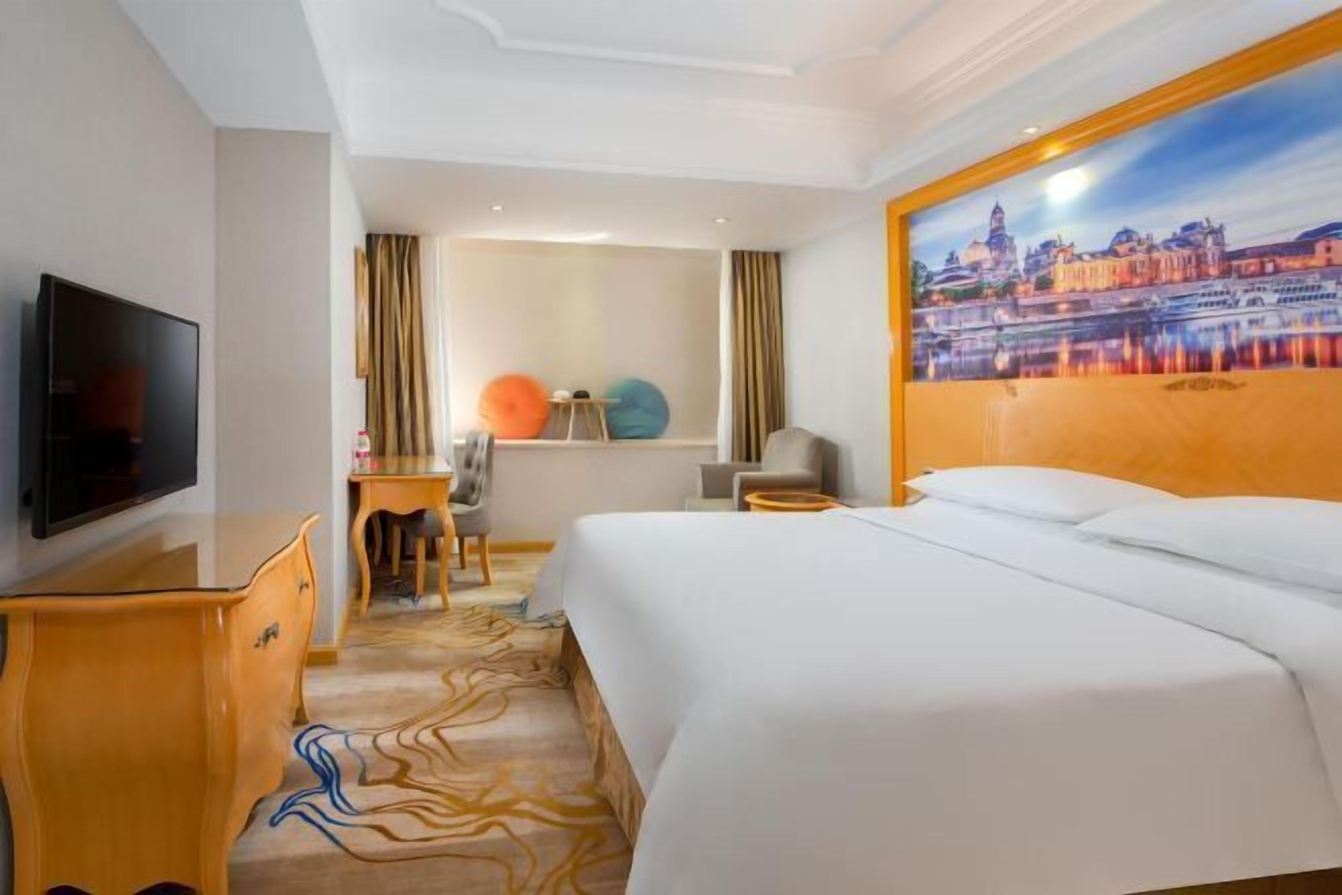 Schreibtisch, Verdunkelungsvorhänge, Bügeleisen/Bügelbrett