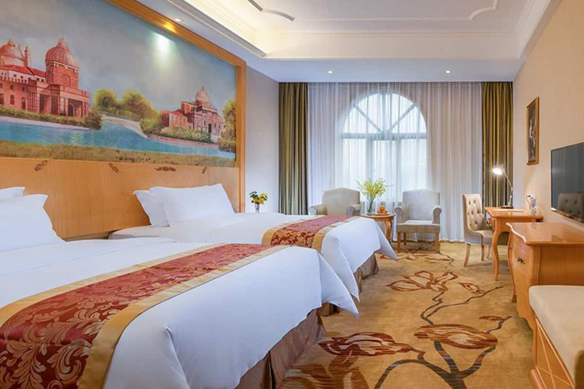 Deluxe Twin Room | Desk, blackout curtains, iron/ironing board, rollaway beds