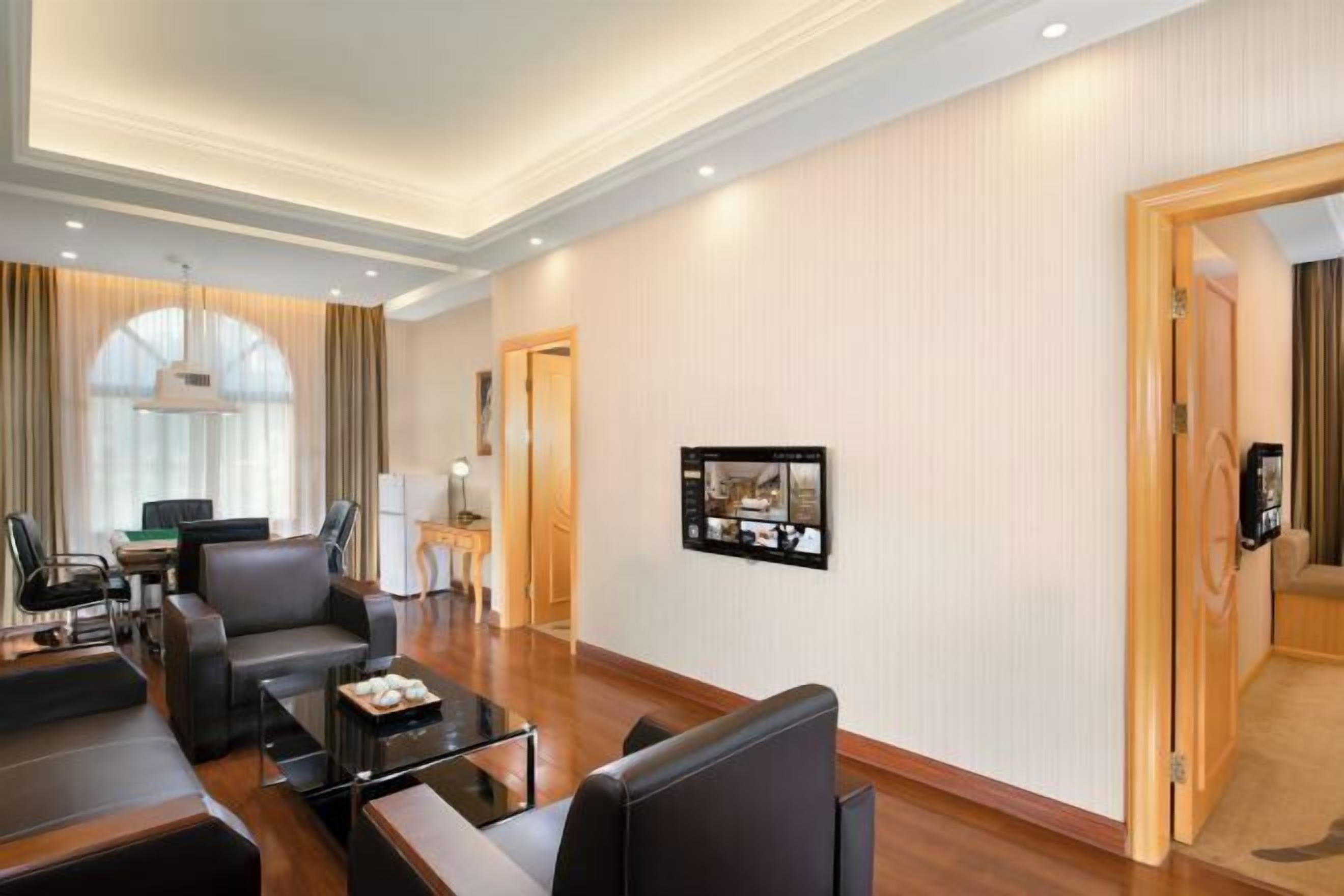 Skrivebord, blendingsgardiner og strykejern/-brett