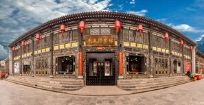 Vista frontal de la propiedad