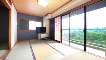 ํธ๋๋์
๋๋ฃธ (Japanese-style, for 6 guests) | ๊ณ ๊ธ ์นจ๊ตฌ, ๊ฐ์ค ๋ด ๊ธ๊ณ , ๊ฐ๊ฐ ๋ค๋ฅธ ์คํ์ผ์ ์ธํ
๋ฆฌ์ด, ๊ฐ๊ฐ ๋ค๋ฅด๊ฒ ๊ฐ๊ตฌ ๋น์น