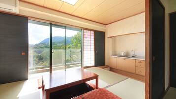 Ropa de cama de alta calidad y caja de seguridad en la habitación