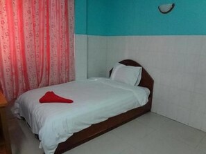 Habitación individual (with AC) | Escritorio y wifi gratis 