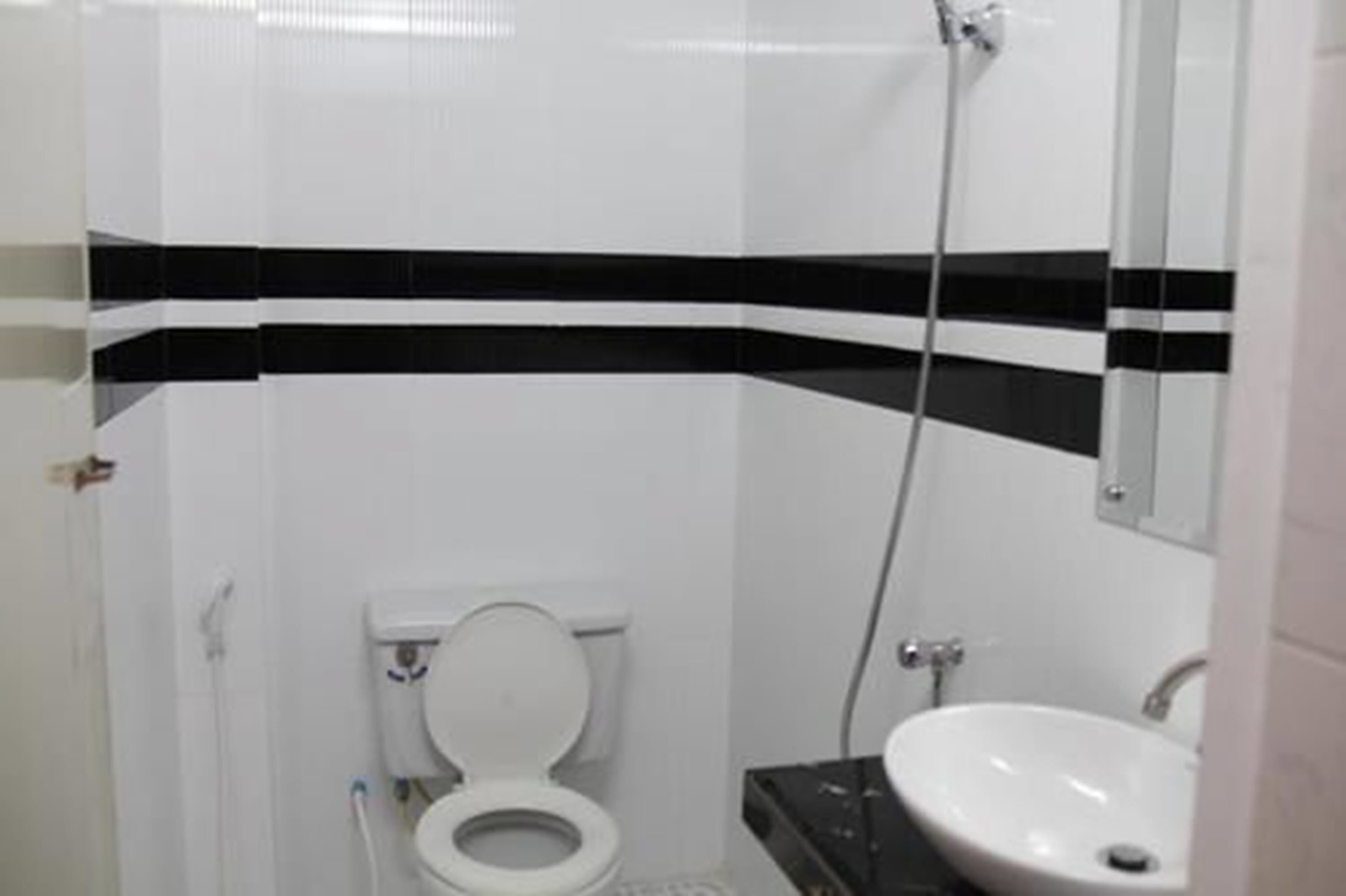 Shower, free toiletries, towels