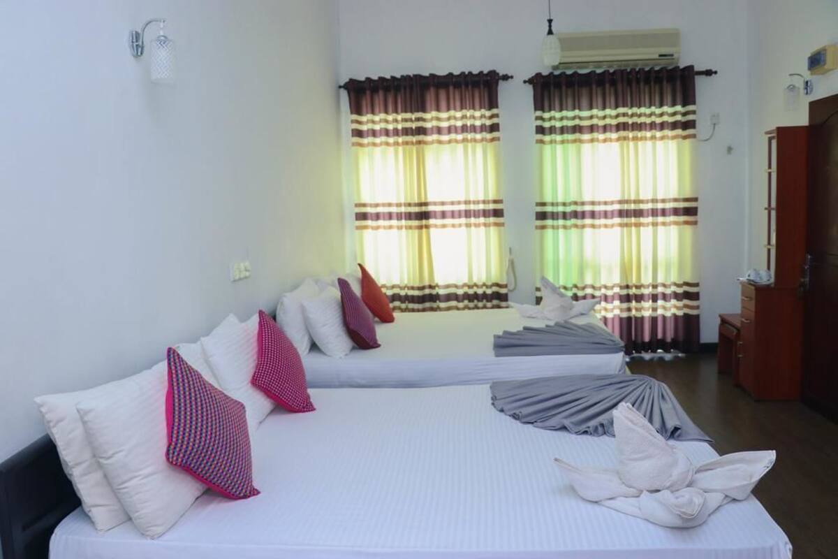 Premium bedding, in-room safe, desk, iron/ironing board