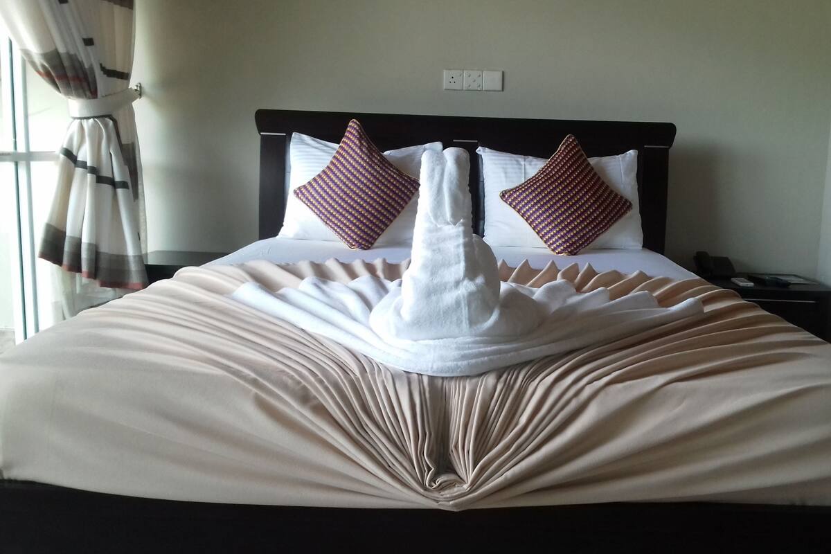 Premium bedding, in-room safe, desk, iron/ironing board