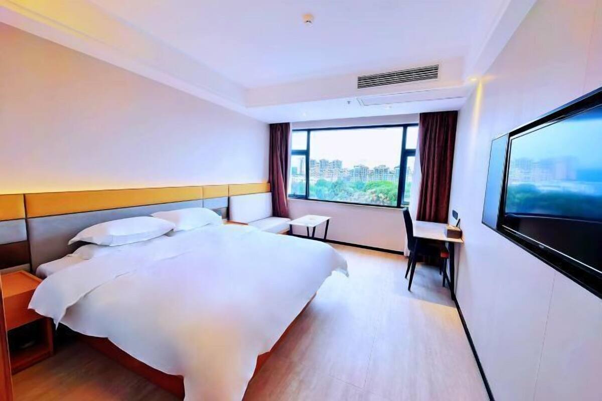 Desk, blackout curtains, free WiFi