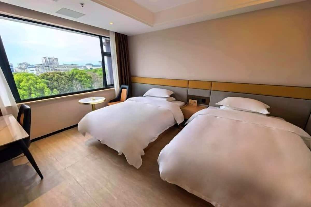 Escritorio, cortinas blackout y wifi gratis