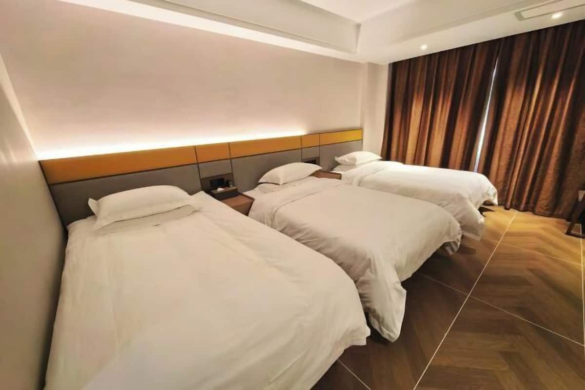 Skrivebord, blendingsgardiner og wi-fi (inkludert)