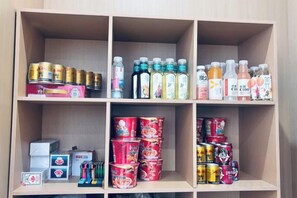 Une étagère contenant divers produits en conserve et différentes boissons.