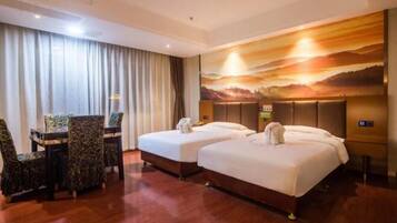 Escritorio, cortinas opacas, wifi gratis