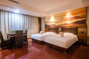 Escritorio, cortinas opacas, wifi gratis