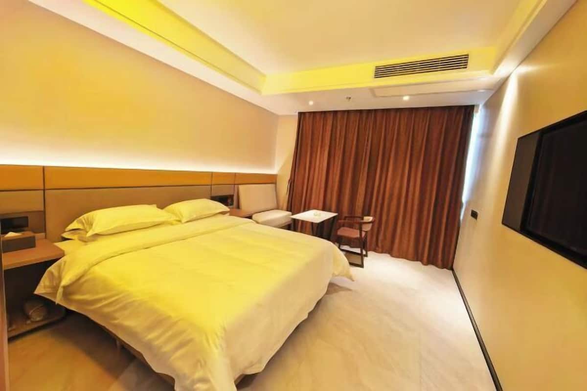 Escrivaninha, cortinas blackout, Wi-Fi de cortesia