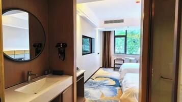 Bàn, màn/rèm cản sáng, truy cập Internet không dây miễn phí