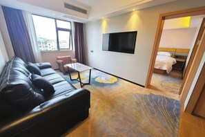 Schreibtisch, Verdunkelungsvorhänge, kostenloses WLAN