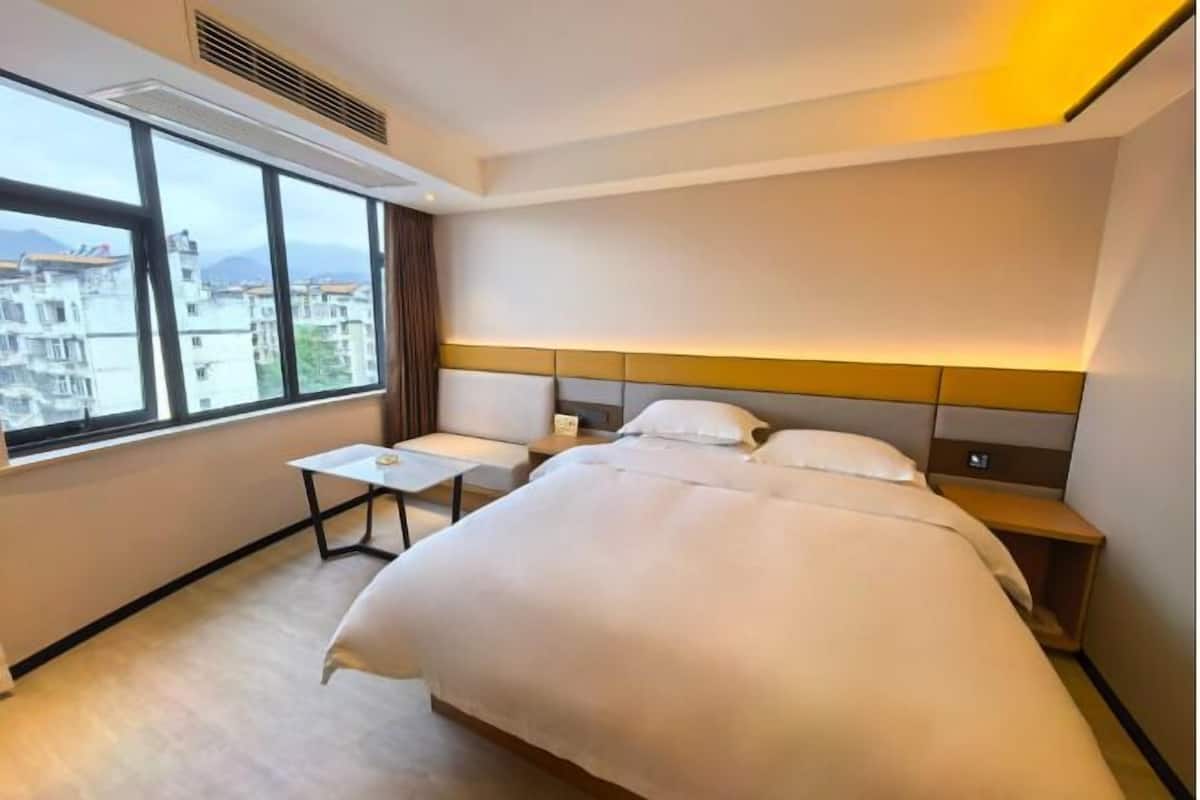 Escritorio, cortinas blackout y wifi gratis