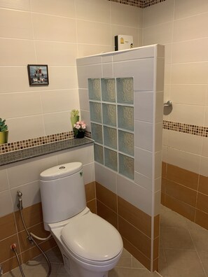 Vanda Suite | Bathroom | Shower, designer toiletries, towels - Bangchong Marina Resort (Tha Yang)