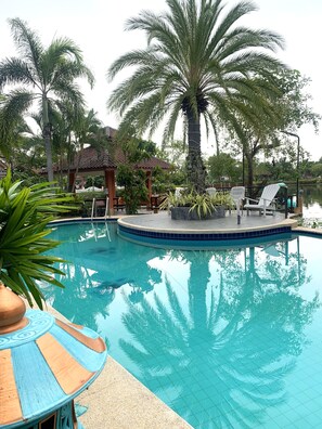 Outdoor pool, pool umbrellas, pool loungers - Bangchong Marina Resort (Tha Yang)