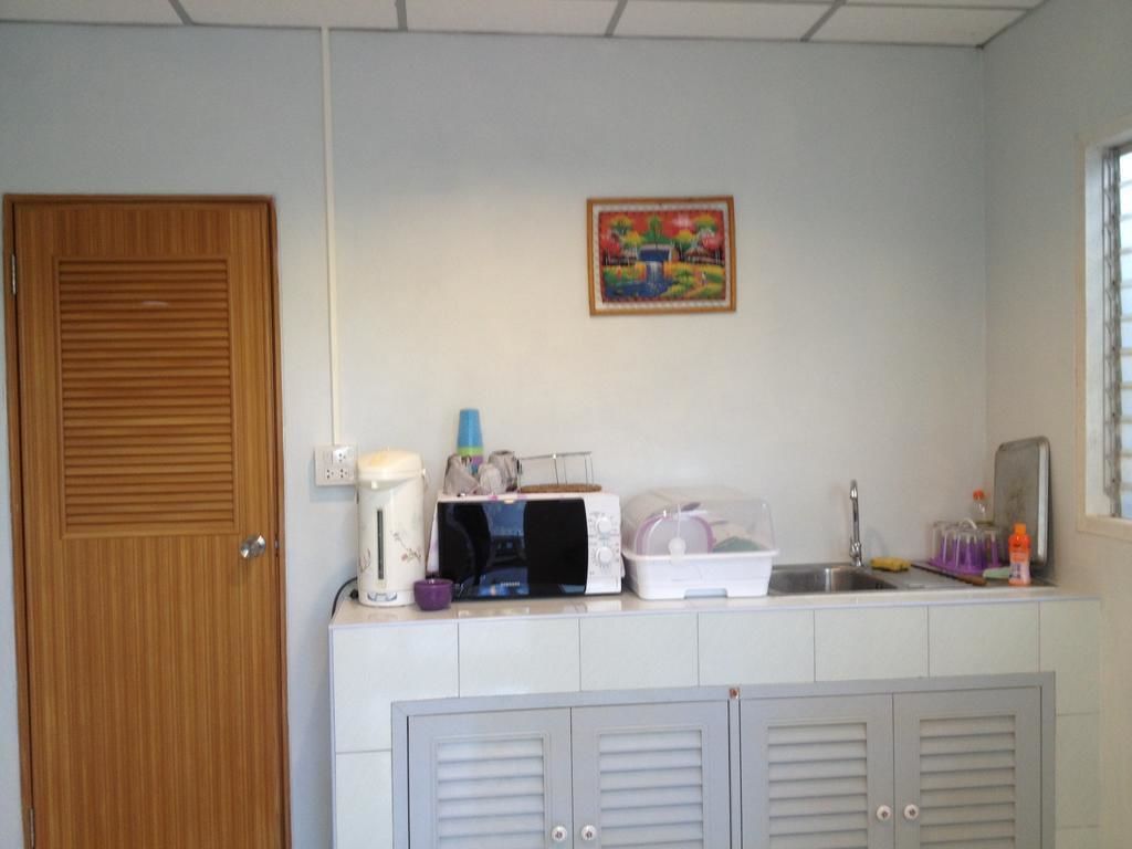 Fridge, microwave, stovetop, electric kettle