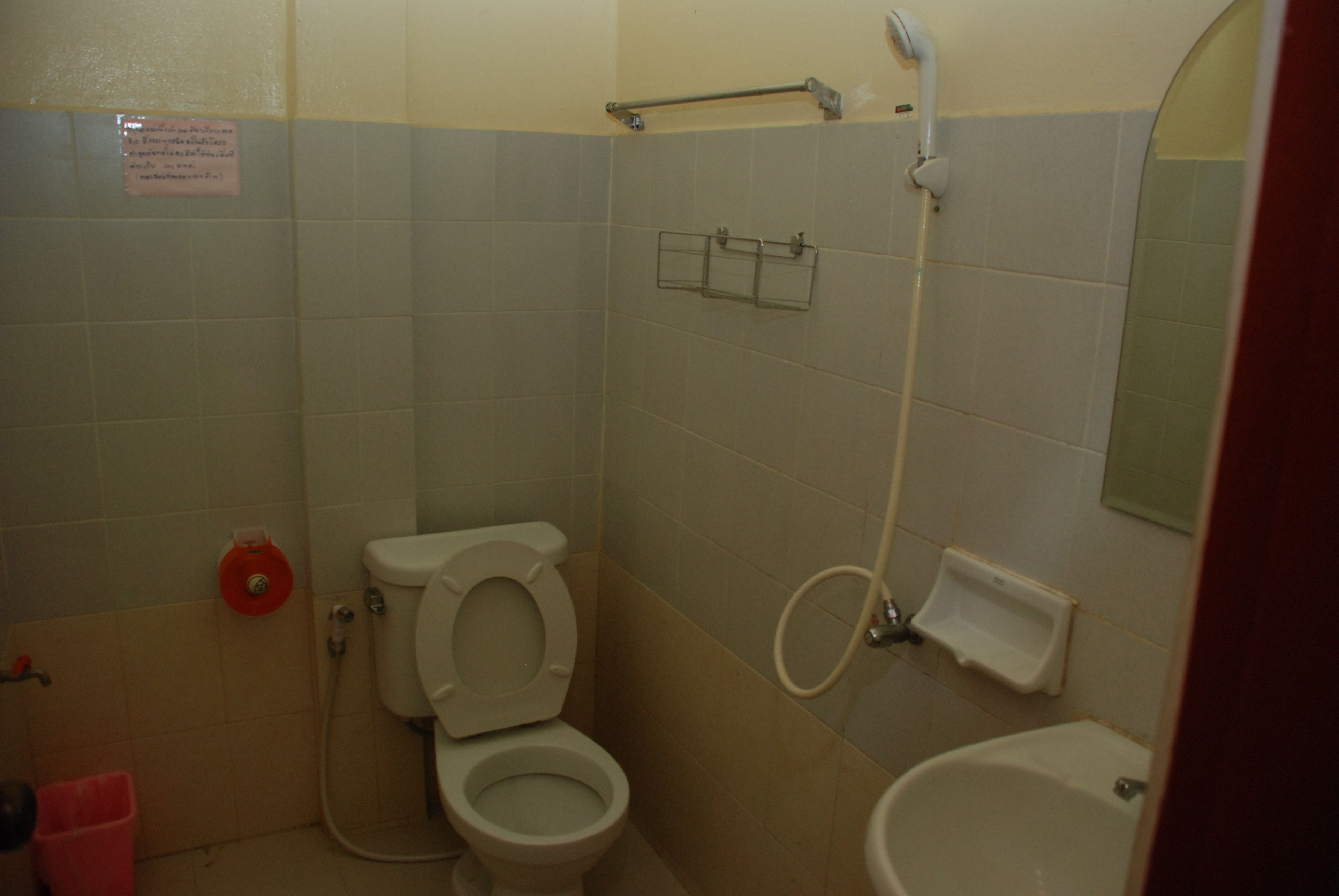 Un baño con inodoro, bidé y lavamanos.
